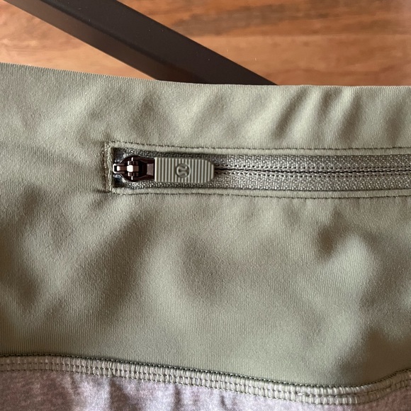 Lululemon Speed Up Low-Rise Lined Short 2.5" size 6. Like new - Picture 3 of 8